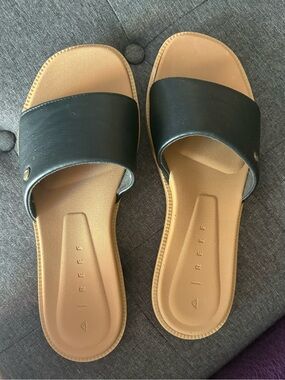 Reef Women’s Black and Tan Slide Sandals